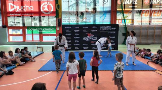 Trzenerzy Judo Tigers Oborniki Śląskie pokazują zgromadzonym uczestnikom na czym polega judo