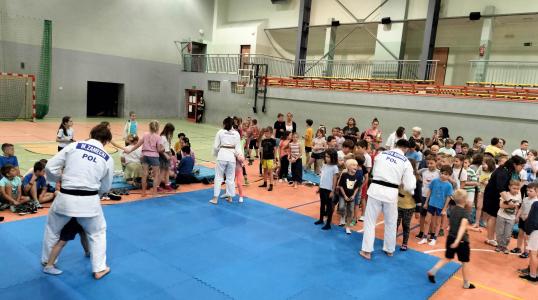 Trzenerzy Judo Tigers Oborniki Śląskie pokazują zgromadzonym uczestnikom na czym polega judo
