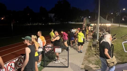 Uczestnicy i kibice pierwszej Sztafety Świętojańskiej