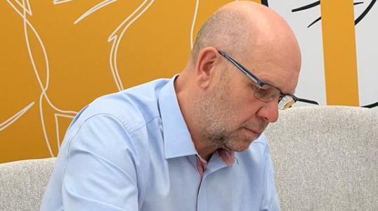 Burmistrz Obornik Śląskich Arkadiusz Poprawa podpisujący Akt Notarialny SIM