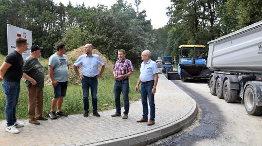 Burmistrz Obornik Śląskich Arkadiusz Poprawa, zastępca Burmistrza Henryk Cymerman, radny Janusz Kornaś, pracownicy Urzędu Miejskiego w Obornikach Śląskich przy budowanym odcinku ul. Paderewskiego.