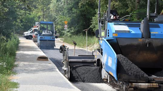 Sprzęt kładący asfalt na ul. Paderewskiego