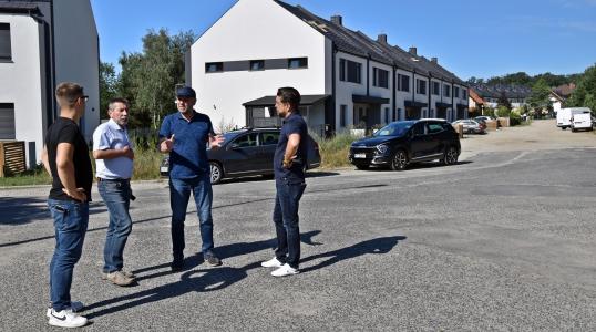 Burmistrz Obornik Śląskich Arkadiusz Poprawa, radny Grzegorz Czajkowski i pracownicy Urzędu Miejskiego w Obornikach Śląskich na skrzyżowaniu ulic Energetycznej, Maczka i Łąkowej