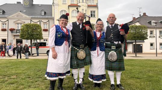 Przedstawicielki zespołu Janka Boduszka z Siemianic z "dudziarzami" z Wielkiej Brytanii