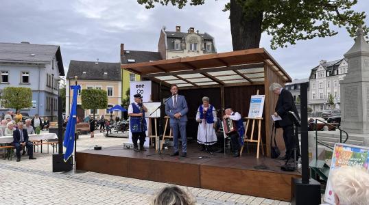Burmistrz Rehau Michael Abraham witający zespół Janka Boduszka z Siemianic na scenie