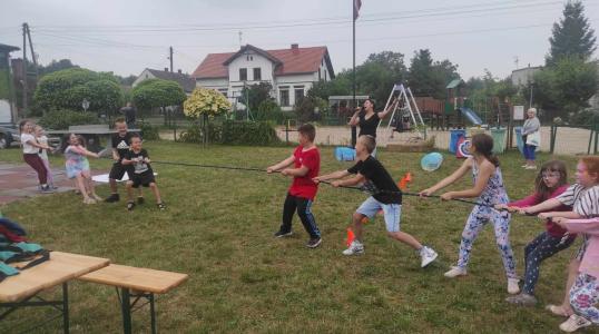 Konkurs przeciągania liny dla dzieci podczas Pikniku w Wielkiej Lipie