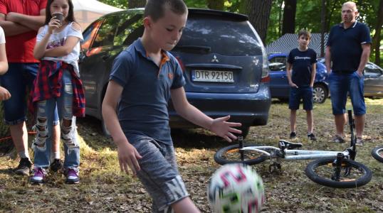 Uczestnik zawodów żonglowania piłką nożną