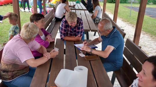 Zastępca Burmistrza Obornik Śląskich Henryk Cymerman podczas wydawania Ogólnopolskiej Karty Seniora podczas Pikniku w Wielkiej Lipie