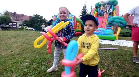 Dzieci z balonami uczestniczące w Pikniku w Wielkiej Lipie