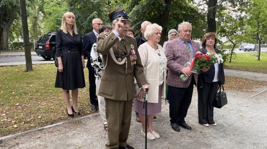 Przedstawiciele Związku Kombatantów i Byłych Więźniów Politycznych, Władz Samorządowych oraz Mieszkańców pod obeliskiem po ceremoni składania wieńców z okazji 79. rocznicy wybuch Powstania Warszawskiego