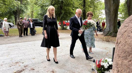 Przewodnicząca Rady Gminy Agnieszka Zakęś, Zastępca Burmistrza Henryk Cymerman i Kierownik Wydziału Organizacyjnego Halina Adamczyk podczas składania kwiatów pod obeliskiem z okazji 79. rocznicy wybuch Powstania Warszawskiego