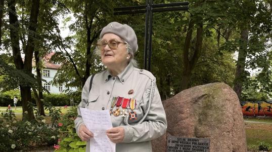 Pani Irena Kwiatkowska recytuje piosenkę z okresu Powstania Warszawskiego