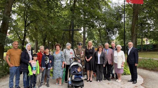 Przedstawiciele Związku Kombatantów i Byłych Więźniów Politycznych, Władz Samorządowych oraz Mieszkańców pod obeliskiem po ceremoni składania wieńców z okazji 79. rocznicy wybuch Powstania Warszawskiego