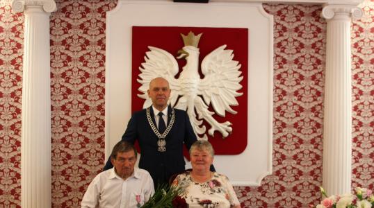 Państwo Kazimiera i Bronisław Żygadło z Burmistrzem Obornik Śląskich Arkadiuszem Poprawą
