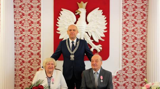 Zofia i Jan Płaczek z Burmistrzem Obornik Śląskich Arkadiuszem Poprawą