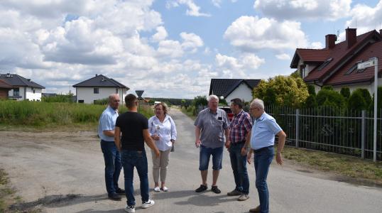 Burmistrz Obornik Śląskich Arkadiusz Poprawa, zastępca Burmistrza Henryk Cymerman, radna i sołtys z Pęgowa Marta Rogala, radny Maciej Borowski, pracownicy Urzędu Miejskiego w Obornikach Śląskich przy budowanym odcinku ul. Gajowej w Pęgowie.