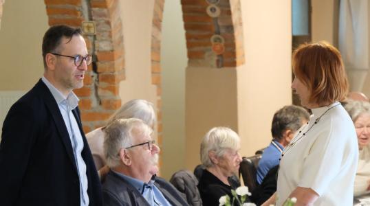 Zastępca burmistrza Hubert Ozimina w rozmowie z Pania inspektor ze Starostwa Powiatowego w Trzebnicy