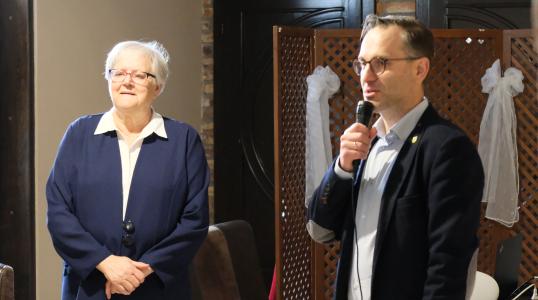 Pani Irena Kowalska i zastępca burmistrza Hubert Ozimina